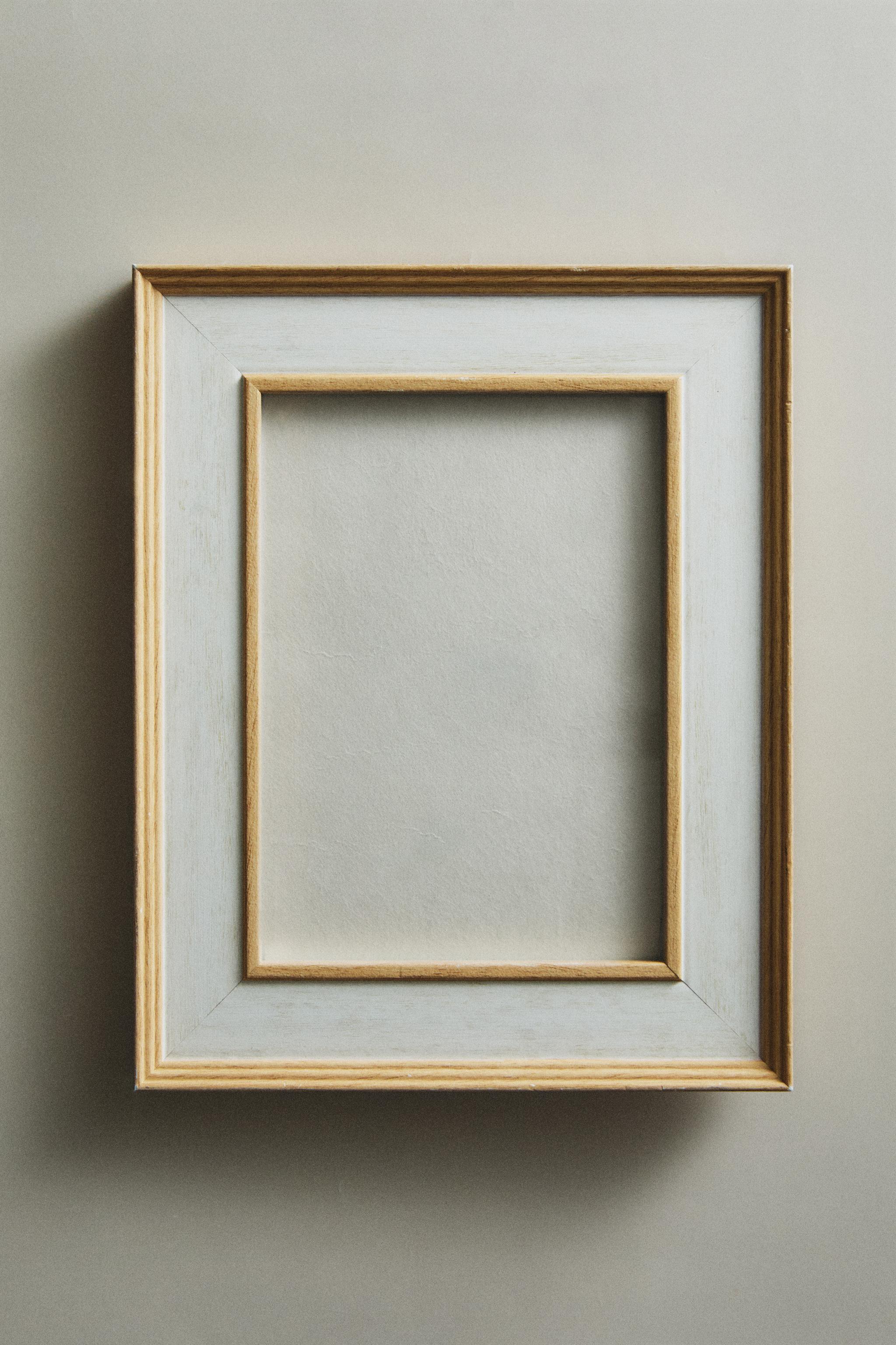 CONTRAST WOODEN PICTURE FRAME